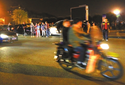 3月30日凌晨，地震發(fā)生后，秭歸縣城一些居民聚集到開闊的廣場上。新華社發(fā)