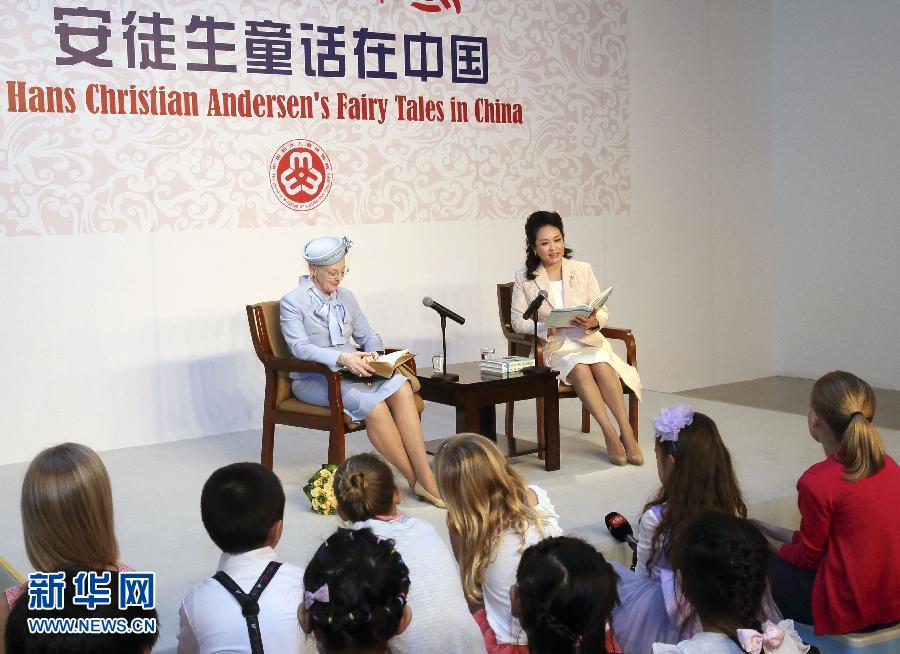 這是彭麗媛和瑪格麗特二世來到兩國孩子們當(dāng)中，為孩子們朗讀安徒生童話《丑小鴨》選段。