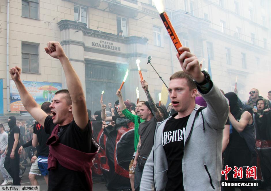 當?shù)貢r間4月28日，烏克蘭哈爾科夫，親歐民眾和親俄民眾在街頭示威時發(fā)生大規(guī)模沖突。