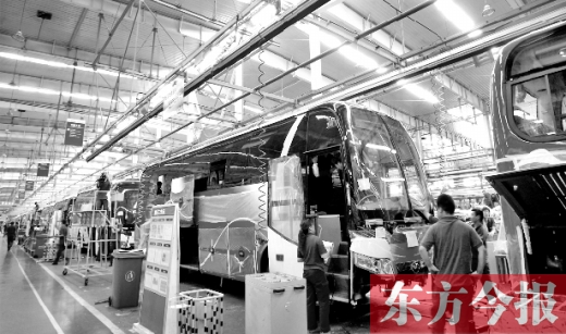 隨著能源和環(huán)保的壓力加大，跟隨國家的產(chǎn)業(yè)風(fēng)向標(biāo)，河南汽車產(chǎn)業(yè)也大力發(fā)展電動(dòng)汽車，力求“彎道超車”。