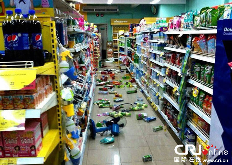 　當(dāng)?shù)貢r(shí)間2014年5月5日，泰國(guó)清萊，超市貨架上的商品散落一地。