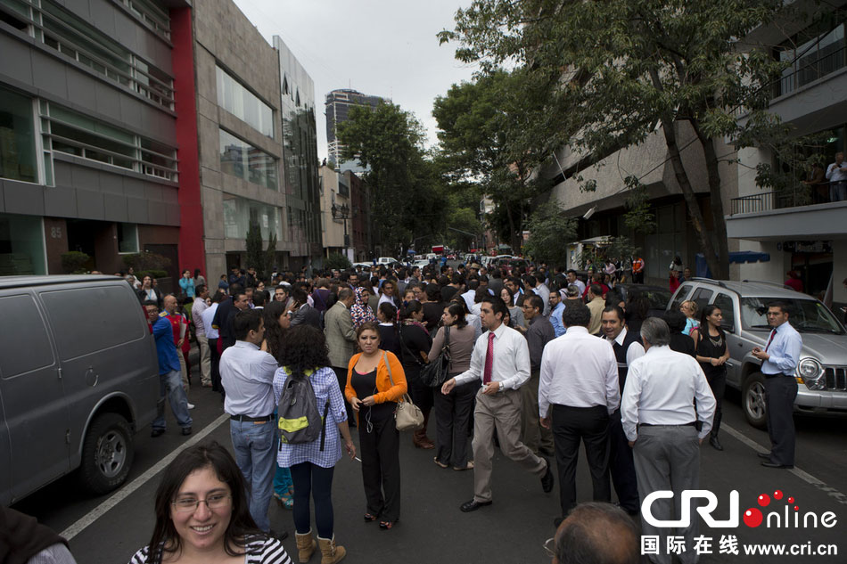 當(dāng)?shù)貢r(shí)間2014年5月8日，墨西哥墨西哥城，市民聚集在街道上。　圖片來源：Rebecca Black