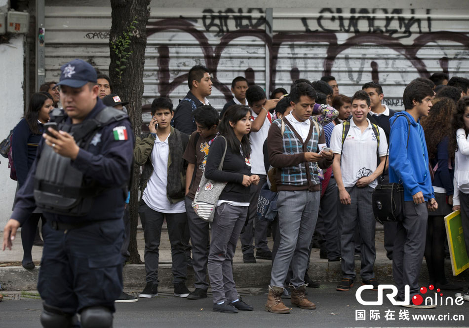 當(dāng)?shù)貢r(shí)間2014年5月8日，墨西哥墨西哥城，市民等在路邊等待道路重新開啟。