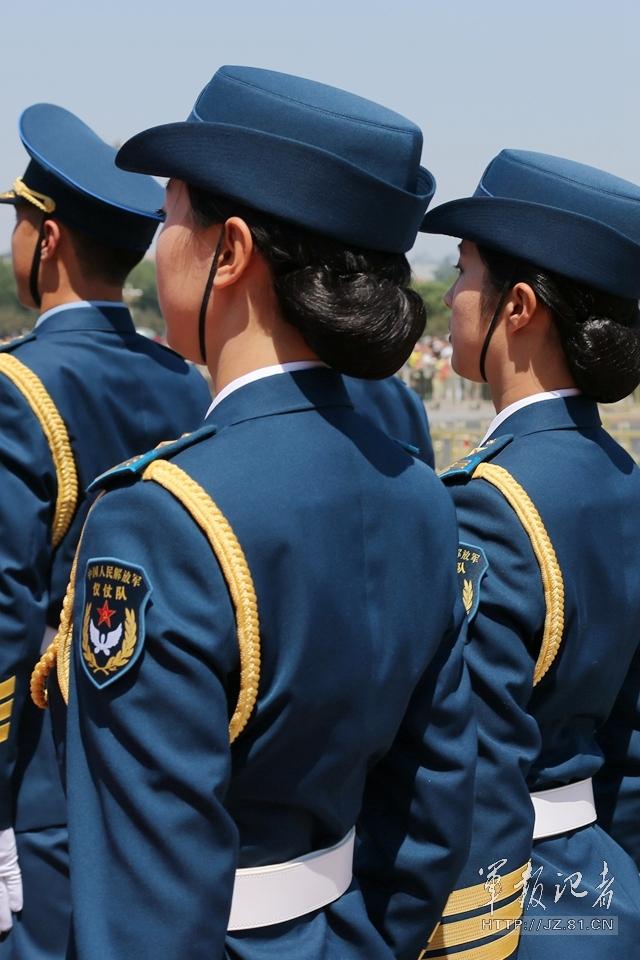 解放軍首批女儀仗兵亮相，90%以上擁有大專以上學(xué)歷，平均身高1.72米。圖為女兵儀仗隊(duì)。