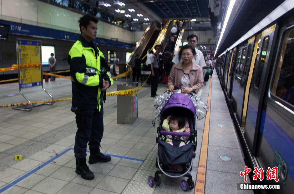 圖為新北市警察在現(xiàn)場(chǎng)勘查。中新社發(fā) 劉舒凌 攝