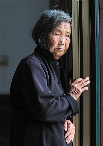 為了能“睡棺木”土葬，潘秀英四次喝農藥自殺，后被搶救過來。