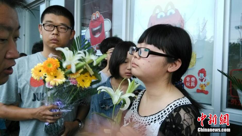 山東招遠民眾自發(fā)悼念“5·28”受害者