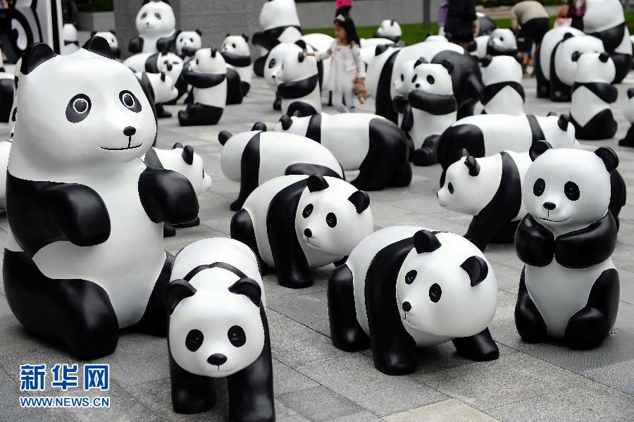 這是6月2日在上海靜安嘉里中心廣場拍攝的萌態(tài)百出的“熊貓”大軍。