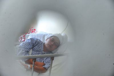 　6月3日，被打的值班醫(yī)生在病房接受治療。新華社發(fā)