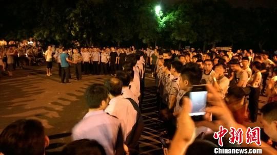 大批警力集中撤離現場。 王剛 攝