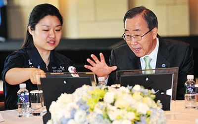 2008年7月，聯(lián)合國秘書長回到韓國時，特意會見李炤燕。