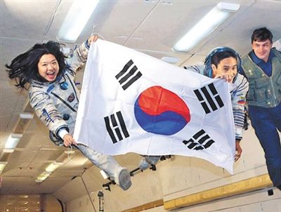 　2007年9月10日，李炤燕（左）在俄羅斯首都莫斯科接受零重力飛行訓練。