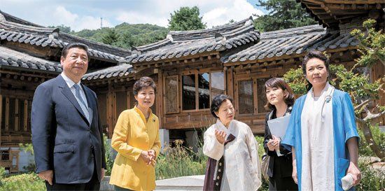 照片中左起分別是習(xí)近平、樸槿惠、家具博物館館長鄭美淑(音)、隨同翻譯、彭麗媛。