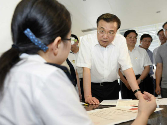 李克強(qiáng)與工作人員交流 李克強(qiáng)與工作人員交流