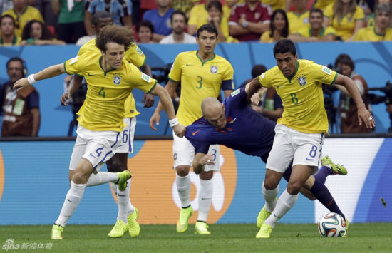 狼狽的巴西隊只能靠犯規(guī)阻擋羅本 狼狽的巴西隊只能靠犯規(guī)阻擋羅本