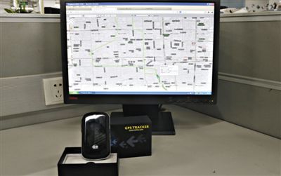 記者花近400元網(wǎng)購的定位監(jiān)聽器，能通過短信激活，進行實時監(jiān)聽。