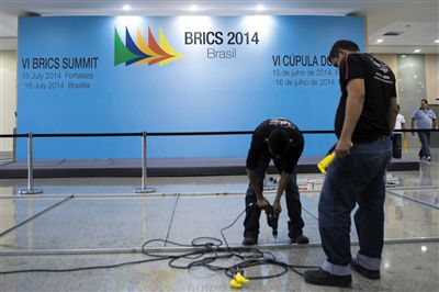 　13日，福塔萊薩的塞阿拉州會(huì)展中心，工作人員布置會(huì)場(chǎng)新聞發(fā)布廳。