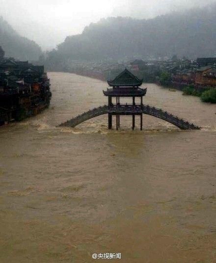 湖南鳳凰連降暴雨古城被淹 景區(qū)關(guān)閉全城停電 湖南鳳凰連降暴雨古城被淹 景區(qū)關(guān)閉全城停電