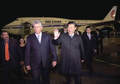 21日晚,習(xí)近平乘坐的專機抵達哈瓦那何塞·馬蒂國際機場。古巴國務(wù)委員會第一副主席兼部長會議第一副主席