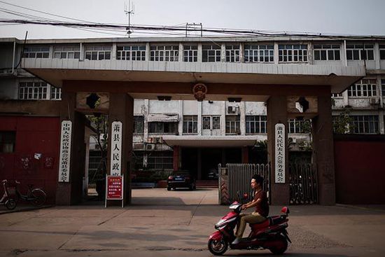 這是一座老城區(qū)的四層老式辦公樓。