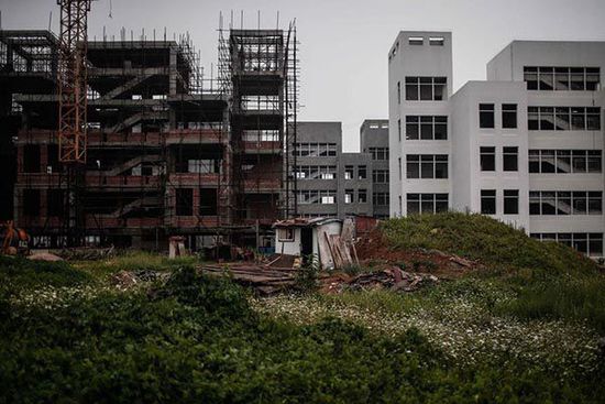 2014年7月11日，安徽省宿州市蕭縣，荒棄的政府新辦公樓前荒草一片。 澎湃新聞 楊一 圖