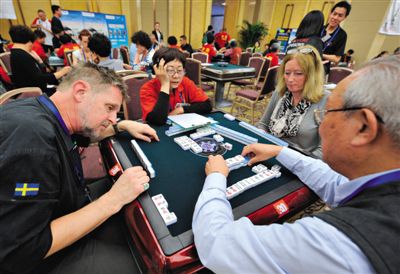 2012年10月28日，重慶，“第三屆世界麻將錦標(biāo)賽”拉開(kāi)戰(zhàn)幕，不少?lài)?guó)外選手前來(lái)參賽。