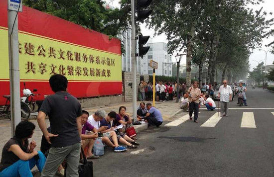 近百人聚集國(guó)家體育總局門(mén)口求見(jiàn)中央巡視組 近百人聚集國(guó)家體育總局門(mén)口求見(jiàn)中央巡視組