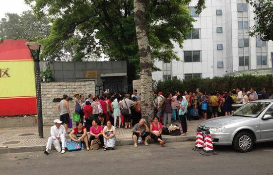 近百人聚集國(guó)家體育總局門(mén)口求見(jiàn)中央巡視組 近百人聚集國(guó)家體育總局門(mén)口求見(jiàn)中央巡視組