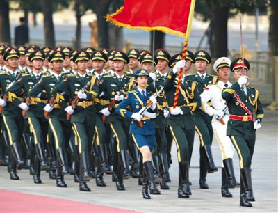 昨日，151人最大陣容的三軍儀仗隊，著新式禮賓服接受檢閱。這也是解放軍儀仗隊、軍樂團新式禮賓服首次亮