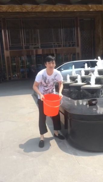 王思聰在進行冰桶挑戰(zhàn)。