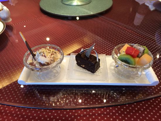 西點水果拼盤、巧克力布朗尼、冰淇淋。 花惠生