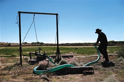 　布日古德起動水泵，等了幾分鐘才有水上來，沒抽一會兒就沒水了，等一陣子才能繼續(xù)抽。