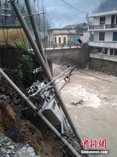 9日以來，陜西省鎮(zhèn)巴縣持續(xù)出現(xiàn)強秋淋天氣，21鎮(zhèn)不同程度受災(zāi)，電力、交通、移動通訊一度中斷。