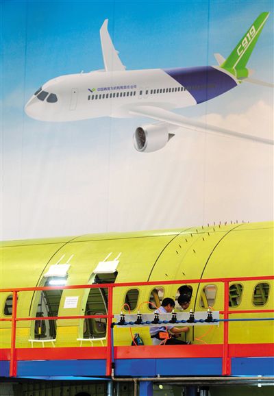昨日，中國商飛總裝制造中心技術(shù)人員對接C919首架機的機體。新華社記者 丁汀 攝