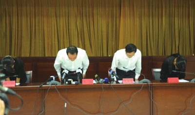 昆明通報(bào)明通小學(xué)踩踏事故原因，官員鞠躬致歉。圖/東方IC