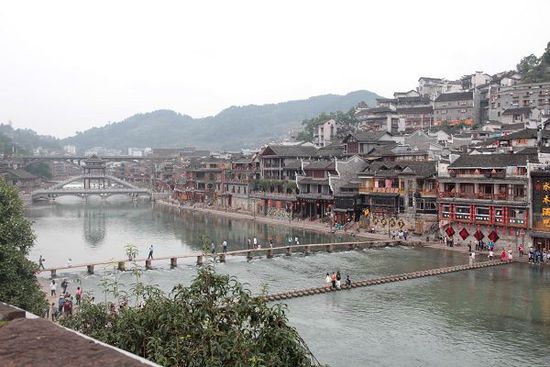 鳳凰古城以被吐槽七次高居最想吐槽榜榜首，而這七次吐槽全部來自在鳳凰古城隨機采訪的10名游客中。