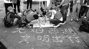 　志愿者用撿來的煙頭，拼起了“無煙西湖”圖案 通訊員供圖