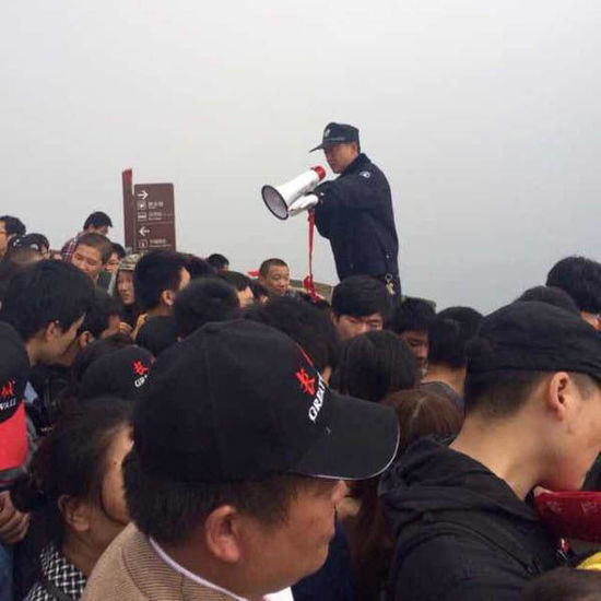 八達(dá)嶺長(zhǎng)城上保安在維持秩序。