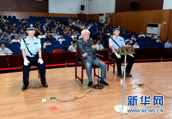 9月29日，方廣云在庭審現(xiàn)場。當日，“合肥房叔”腐敗窩案核心人物方廣云在安徽省廬江縣出庭受審。 新華社記者 郭晨 攝