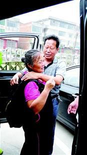 離別時(shí)，沈愛(ài)蘭（左）擁抱救命恩人李春富