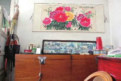 　陳會(huì)英將兒女的照片都裱起來(lái)，裝在一個(gè)大相框里，放在箱子上經(jīng)常看，其中最多的就是劉金國(guó)的照片。