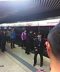 昨日18時57分，北京地鐵5號線惠新西街南口一女子遭遇不幸。昨晚9時記者在中日友好醫(yī)院發(fā)現(xiàn)女子已不幸身亡，女子遇險是被夾在安全門和地鐵門中間，列車啟動后掉下站臺。