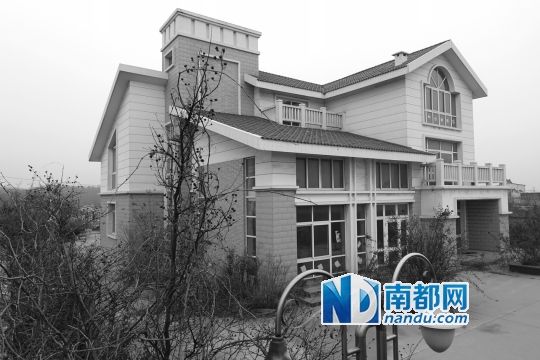 　馬超群在赤土山村村委會旁的別墅，就是以“自來水維護站”的名義拿的地。