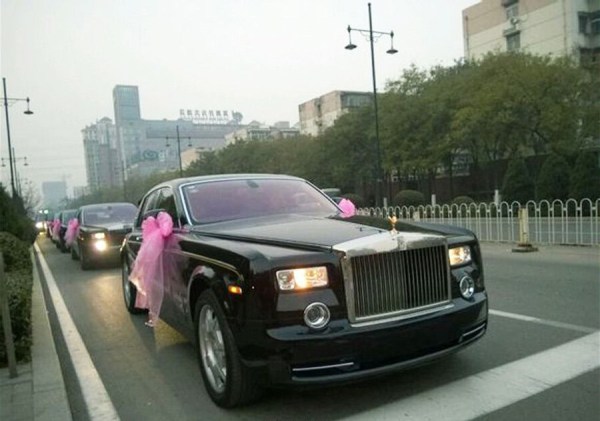 　11月23日，河北唐山街頭現(xiàn)價值超過2個億的婚禮車隊。