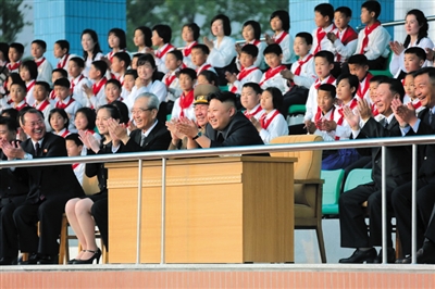 5月2日，金正恩與金與正（前排左二）一起觀看比賽。