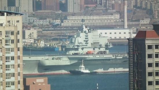 青島軍港周圍高樓林立，一睹遼寧號真容只需要一個好天氣（資料圖片）