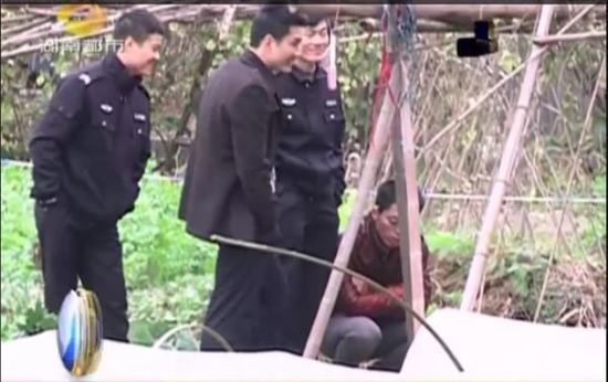 一個(gè)見(jiàn)習(xí)警官，一個(gè)二級(jí)警司，和一個(gè)便衣人員站在菜地里笑。