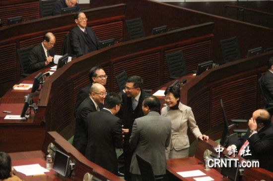 答問大會(huì)之前，港府司局長(zhǎng)等高官聚談（中評(píng)社 鄧冠英攝）