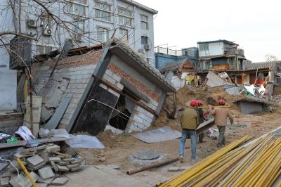 坍塌事故發(fā)生后，房屋傾倒在地面上。記者 徐曉帆/攝