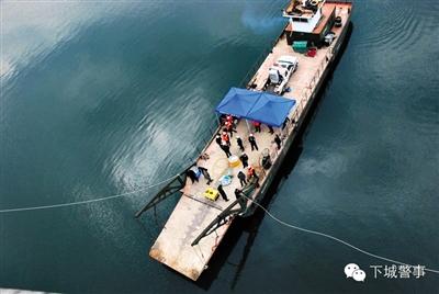 為搜尋深水沉尸，杭州警方租用的船只在水面作業(yè)。本版圖片/杭州警方提供